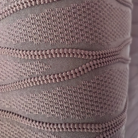 Guess form fitting plum colored dress size XL - Picture 3 of 4